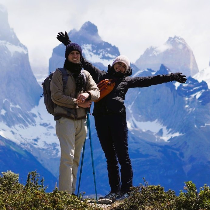 Zwei Wanderer glücklich vor Bergen im  Torres del Paine Nationalpark