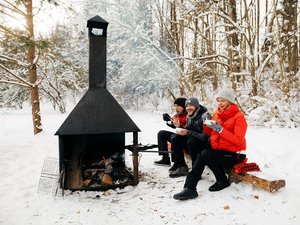 Menschen Im Winter am Lagerfeuer